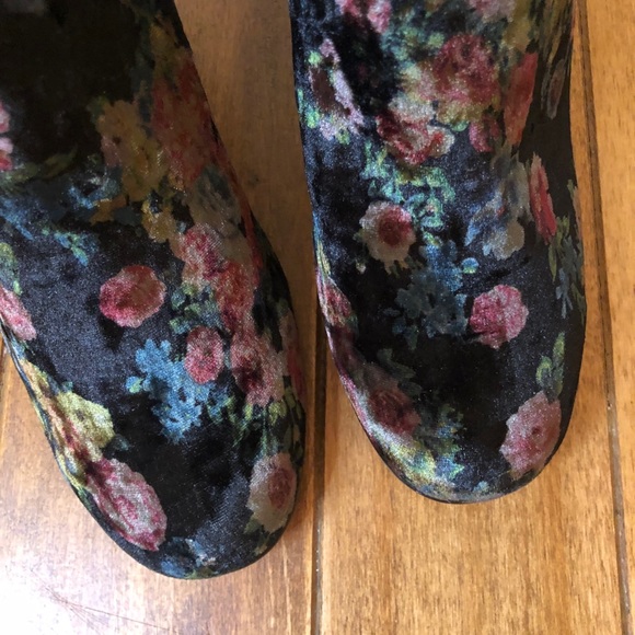 Floral Velvet Booties size 8.5 - Picture 4 of 7